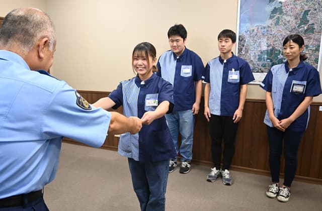 特殊詐欺被害を未然防止 コンビニ店員に署長感謝状