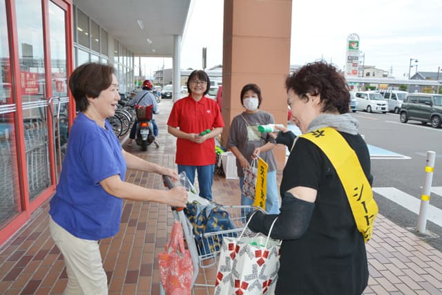 東近江市商工会女性部が呼びかけ歩行者、運転者ともに注意して