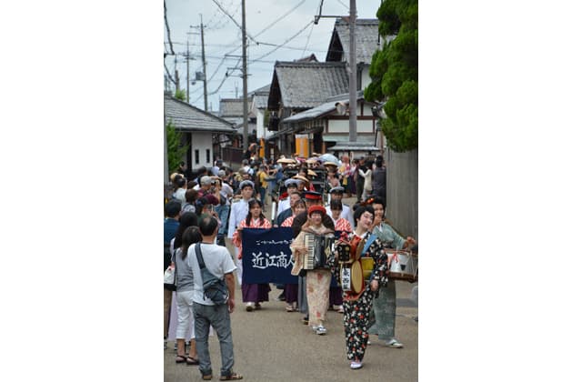 時代絵巻行列に100人 近江商人の時代にタイムスリップ