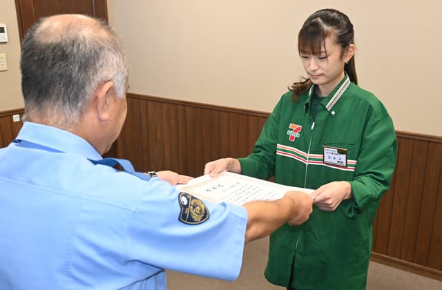 特殊詐欺の被害を防止 コンビニ店員に署長感謝状