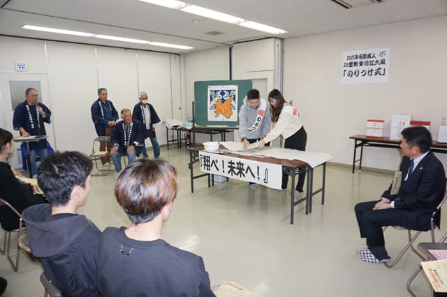 祝新成人20畳大凧の製作はじまる