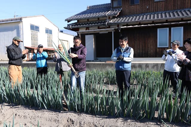 新たな日野町の特産品に「わたむきねぎ」名称決定