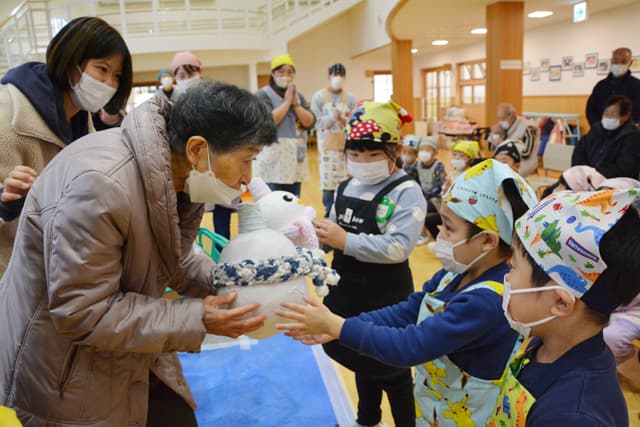 介護施設利用者が地元園に手作りプレゼント