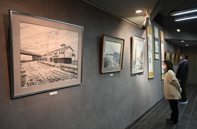 八幡堀や近江鉄道駅舎など身近な風景の水墨画展