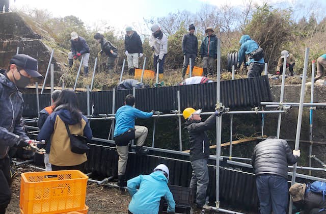 ビワマスの今季の産卵が終わりボランティアが仮設の魚道撤去