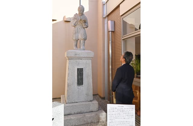 御園小の二宮金次郎像 校舎玄関脇に再建