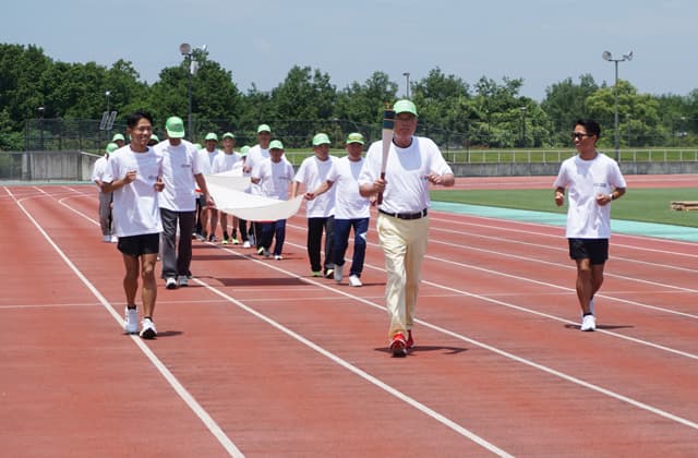 炬火イベントで成功を祈る