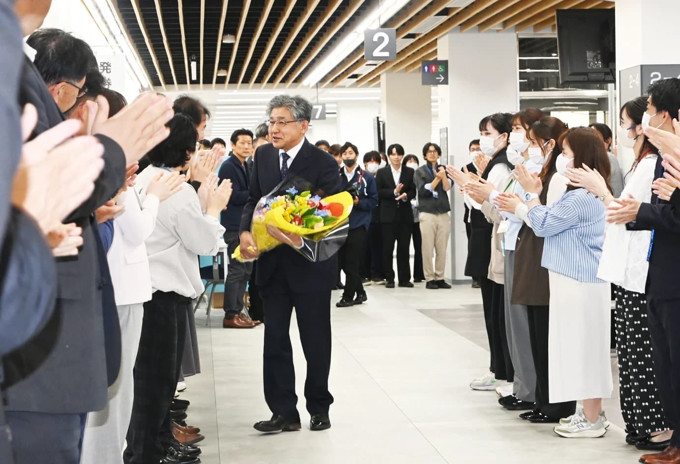 小西市長が退任 2期8年間、職員に感謝