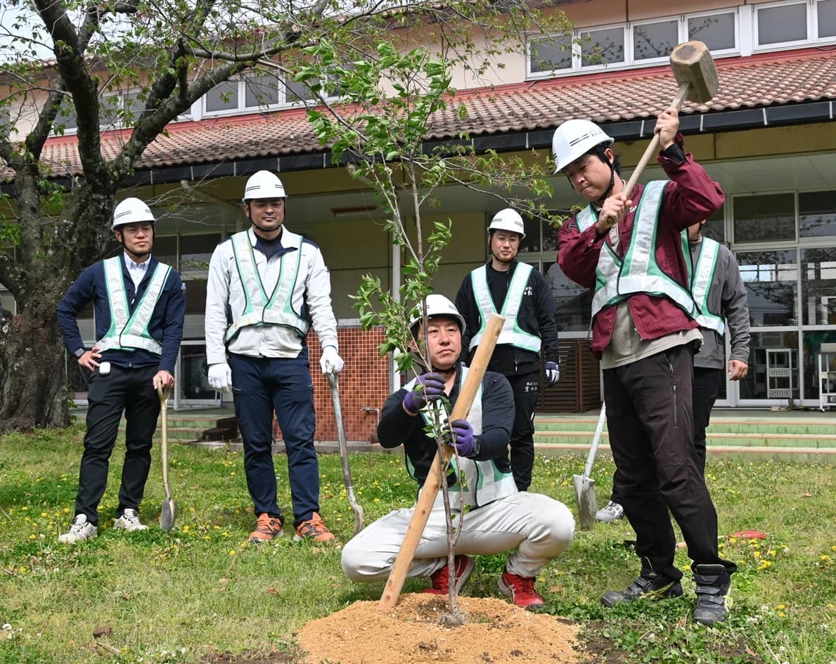 苗木の成長を思いやる心を 幼稚園に花が咲く木植樹